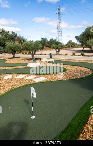 ESTOMBAR, PORTUGAL - 5. Oktober 2024: Minigolfplatz auf dem Weingut 'Quinta dos Vales'. Stockfoto