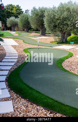 ESTOMBAR, PORTUGAL - 5. Oktober 2024: Minigolfplatz auf dem Weingut 'Quinta dos Vales'. Stockfoto