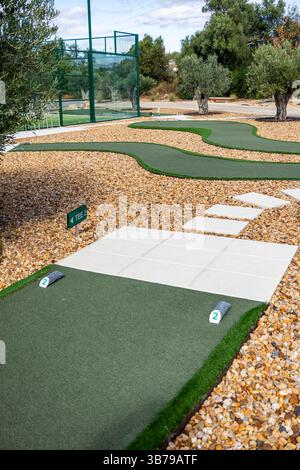 ESTOMBAR, PORTUGAL - 5. Oktober 2024: Minigolfplatz auf dem Weingut 'Quinta dos Vales'. Stockfoto