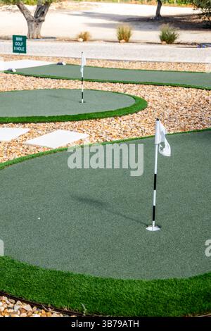 ESTOMBAR, PORTUGAL - 5. Oktober 2024: Minigolfplatz auf dem Weingut 'Quinta dos Vales'. Stockfoto