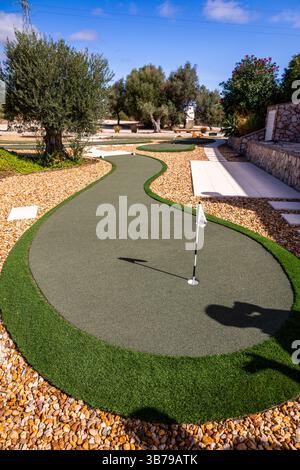 ESTOMBAR, PORTUGAL - 5. Oktober 2024: Minigolfplatz auf dem Weingut 'Quinta dos Vales'. Stockfoto
