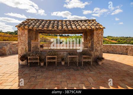 ESTOMBAR, PORTUGAL - 5. OKTOBER 2024: Detailansicht des Weinguts „Quinta dos Vales“ in der Algarve. Stockfoto