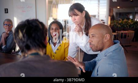 Geschäftsfrau leitet Bürositzungen und diskutiert mit Kollegen Stockfoto
