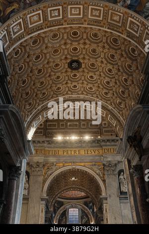 Reich verzierte Gewölbedecken und zentrale Kuppel des Petersdoms in Vatikanstadt, reich mit goldenen Details, Fresken und religiöser Architektur dekoriert. Hochwertige Fotos Stockfoto