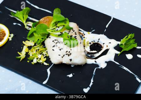 Kabeljau im französischen Stil mit Gemüse Stockfoto