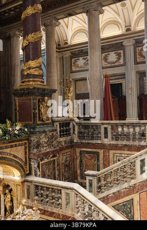 Obere Kapelle in der Basilika Santa Maria Major Rom mit barockem Altar, goldenen Rahmen, Weihnachtsgirlanden und farbenfrohen architektonischen Details Stockfoto