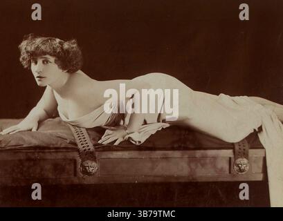 Porträt von Colette (1873-1954). MUSEUM: BIBLIOTHÈQUE NATIONALE DE FRANCE. Autor: Léopold-Emile Reutlinger. Stockfoto
