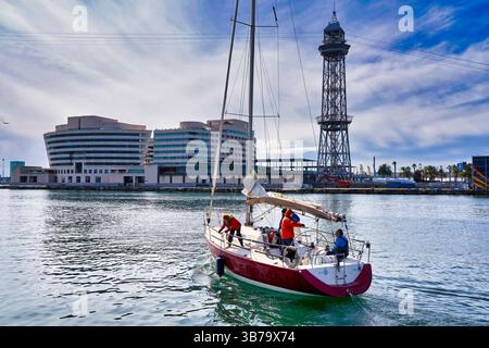 Segelboot, Port Vell, World Trade Center Barcelona, Torre de Jaume I, Aeri del Port, Barcelona, Katalonien, Spanien, Europa. Stockfoto