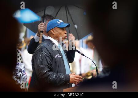 New York, USA. Mai 2025. Der Bürgermeister von New York City, Eric Adams, hält während einer Flaggenzeremonie für Mexiko zu Ehren von Cinco de Mayo an einem sehr regnerischen Tag im Bowling Green Park am 5. Mai 2025 in New York City. Trotz des heftigen Regens verlief die Veranstaltung mit kulturellem Stolz und Teilnahme von Stadtbeamten und Gemeindeführern. Der durchnässte Bürgermeister sprach die Teilnehmer unter Regenschirmen und Regenkleidung an, als die mexikanische Flagge zum Gedenken an den Feiertag gehisst wurde. Foto: Luiz Rampelotto/EuropaNewswire. Quelle: ZUMA Press, Inc./Alamy Live News Stockfoto