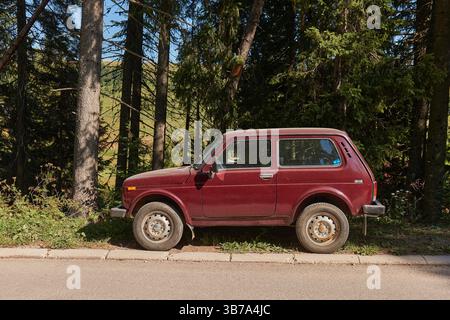 Der alte russische Geländewagen Lada Niva Stockfoto