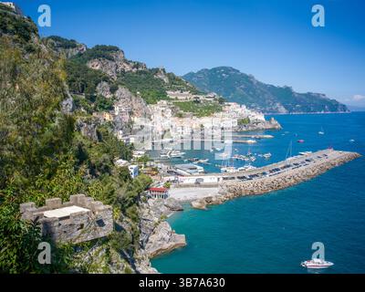 Blick auf den Hafen von Amalfi, Amalfi, Amalfiküste, Kampanien, Salerno, Süditalien, Italien, Europa, Mittelmeer Stockfoto
