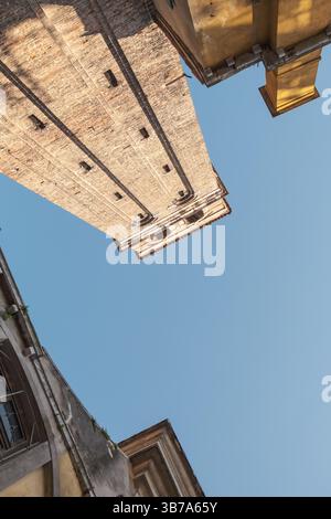 Von unten auf den Turm in Venedig, Italien Stockfoto