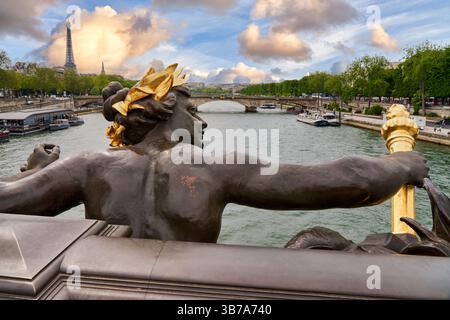 Pont Alexandre III, Sena River, Eiffelturm, Paris, Frankreich Stockfoto