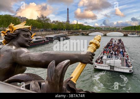Pont Alexandre III, Touristenboot, Sena River, Eiffelturm, Paris, Frankreich Stockfoto