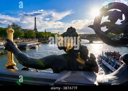 Pont Alexandre III, Touristenboot, Sena River, Eiffelturm, Paris, Frankreich Stockfoto