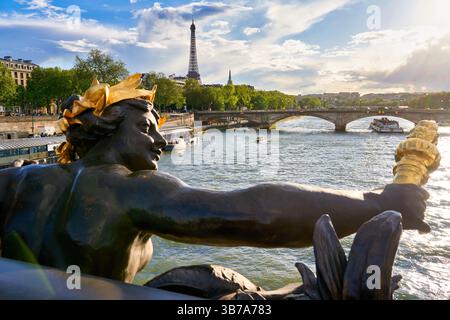 Pont Alexandre III, Touristenboot, Sena River, Eiffelturm, Paris, Frankreich Stockfoto
