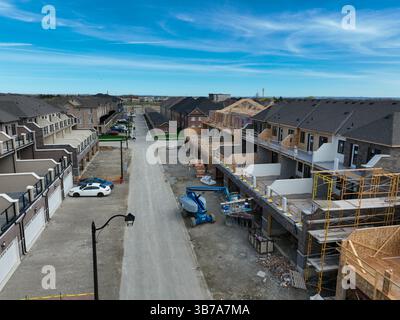 Luftaufnahme der neuen Wohnsiedlung am nördlichen Ende von Brampton Ontario, grenzend an Caledon, zeigt die Zersiedelung neuer Wohnhäuser in Vorstädten. Stockfoto