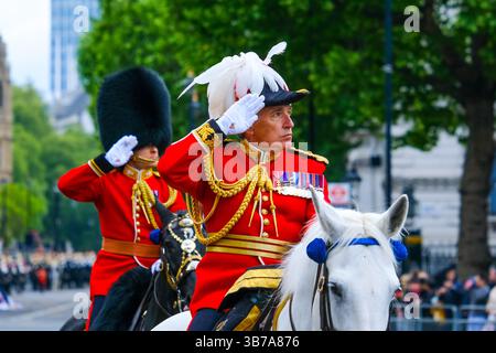 Die offiziellen Gedenkfeiern zum VE Day begannen mit einer Militärprozession mit 1.300 Soldaten und Kadetten von Whitehall zur Mall, wo sie mit einem Fliegenzug endete. Stockfoto