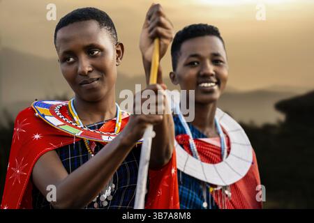 Porträt zweier Maasai-Frauen in traditioneller Kleidung, Tansania, Ostafrika, Afrika Stockfoto