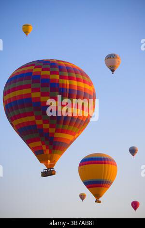 Türkiye, Türkei, Kappadokien, Göreme, Heißluftballons, Stockfoto