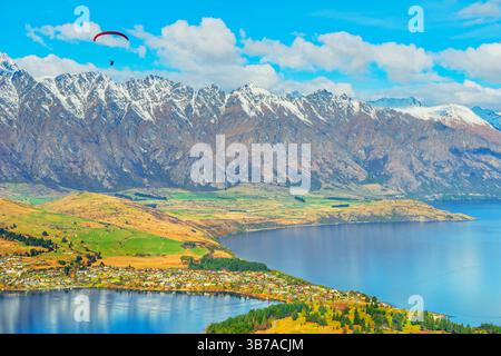Gleitschirmfliegen über Queenstown, Queenstown, Südinsel, Neuseeland Stockfoto