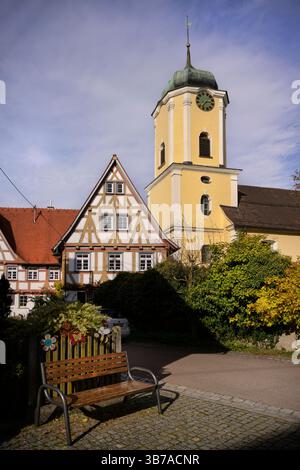 Fachwerkhaus und Kirche der Evangelischen Pfarrei in Türkheim, Bad Üerbkingen, Landkreis Göppingen, Schwäbische Alb, Baden-Württemberg, Deutschland, Euro Stockfoto
