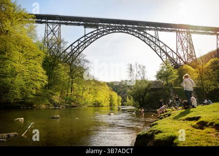 Familien genießen einen sonnigen Frühlingstag unter der Münggsten Brücke (ehemals Kaiser-Wilhelm-Brücke) über die Wupper zwischen Remscheid und Solingen, NOR Stockfoto