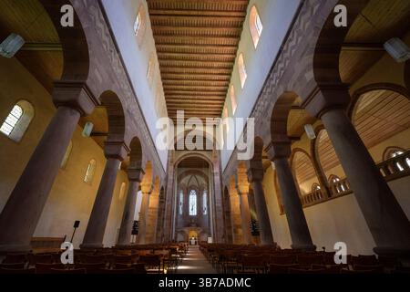 Kirchenschiff mit Blick auf den Chor in der Klosterkirche der Benediktinerabtei Alpirsbach, Kreis Freudenstadt, Schwarzwald, Baden-Württemberg, GE Stockfoto
