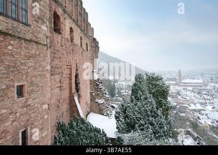 Blick vom Altar auf die schneebedeckten Ruinen der Heidelberger Burg, Heidelberg, Baden-Württemberg, Deutschland, Europa Stockfoto