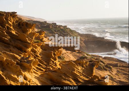Fischerhütten auf Klippen rund um Tamri an der Atlantikküste, zwischen Agadir und Essaouira, Marokko, Nordafrika Stockfoto