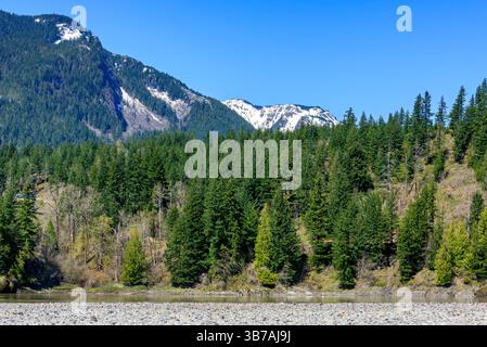 Blick auf die verschneiten Berge in British Columbia. Stoney Mountain River River Stockfoto