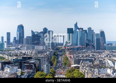 Panoramablick auf La Defense, das wichtigste Geschäftsviertel von Paris, mit einer dichten Ansammlung von Wolkenkratzern und der berühmten Grande Arche. Stockfoto