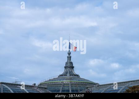 Die französische Trikolore-Flagge, die auf dem Grand Palais in Paris winkt Stockfoto