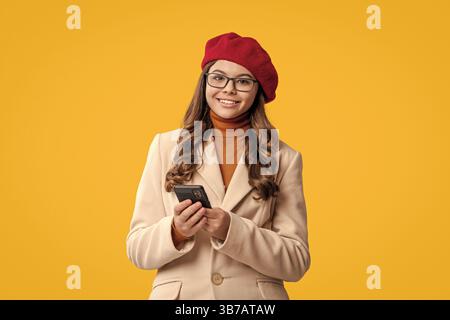 Moderne Chat-Kommunikation. Bloggerin für Mädchen nutzt das Smartphone. Surfen im Internet und Bloggen. Chatten und SMS schreiben. Teenager-Mädchen-Chat online isoliert auf Stockfoto