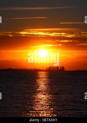 Goldener Sonnenuntergang über dem See im Parc naturel régionql de la Forêt d’Orient, Frankreich Stockfoto