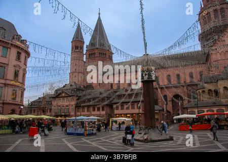 Mainz, Deutschland 6. Januar 2024, Wochenmarkt auf dem Marktplatz vor dem Mainzer Dom Stockfoto