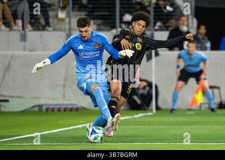 LAFC-Stürmer David Martínez (30) foult Houston Dynamo Torhüter Jonathan Bond (31) während eines MLS-Spiels am Samstag, den 3. Mai 2025, im BMO Stadium in Los Angeles, CA. LAFC besiegte den Dynamo mit 2:0. (Jon Endow/Bild des Sports) Stockfoto