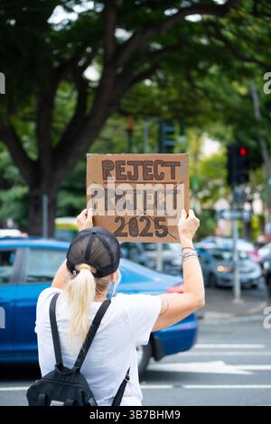 Frau mit dem Schild „REJECT PROJECT 2025“ im Hawaii State Capitol aus Protest gegen Präsident Donald Trump, Deportation, LGBTQ, illegale Einwanderer Stockfoto