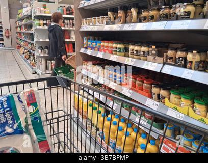 Marktkauf - Einkauf zu Zeiten von Inflation. Marktkauf - Einkauf in einem Supermarkt oder Discounter *** Marktkauf Einkaufen in Zeiten der Inflation Marktkauf Einkaufen in einem Supermarkt oder Discounter Stockfoto