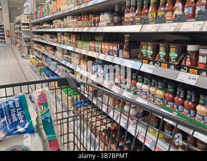 Marktkauf - Einkauf zu Zeiten von Inflation. Marktkauf - Einkauf in einem Supermarkt oder Discounter *** Marktkauf Einkaufen in Zeiten der Inflation Marktkauf Einkaufen in einem Supermarkt oder Discounter Stockfoto