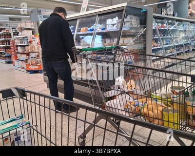 Marktkauf - Einkauf zu Zeiten von Inflation. Marktkauf - Einkauf in einem Supermarkt oder Discounter *** Marktkauf Einkaufen in Zeiten der Inflation Marktkauf Einkaufen in einem Supermarkt oder Discounter Stockfoto