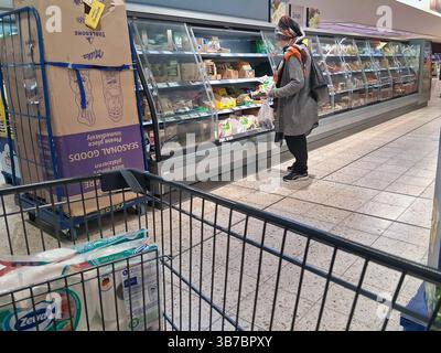 Marktkauf - Einkauf zu Zeiten von Inflation. Marktkauf - Einkauf in einem Supermarkt oder Discounter *** Marktkauf Einkaufen in Zeiten der Inflation Marktkauf Einkaufen in einem Supermarkt oder Discounter Stockfoto