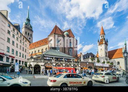 Blick vom Viktualienmarkt München auf die Peterskirche und den Alten Rathausturm, Bayern, Deutschland Stockfoto