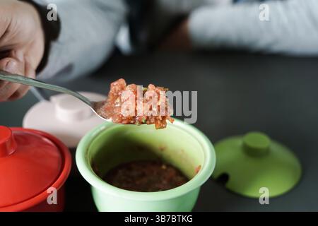 Sambal Tomate. Traditionelle rote Chili- und Tomatenpaste beliebt in Java und Bali. Stockfoto