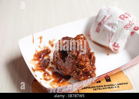 BANDUNG, INDONESIEN - 22. OKTOBER 2022.Fast Food in Indonesien heißt Richeese Stockfoto