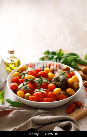 Frische, reife Kirschtomaten und große rote Tomaten Stockfoto