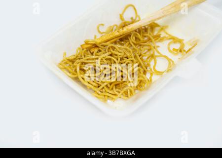 Köstliche indonesische yamin-Nudeln oder mie yamin servieren in Styropor-Box isoliert auf weißem Hintergrund Stockfoto