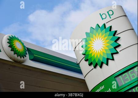 Aktenfoto vom 15/08/13: Ansicht eines Schildes einer BP-Tankstelle in Chelmsford, Essex. BP-Aktien sprangen am Dienstag, nachdem berichtet wurde, dass sein Rivale Shell eine mögliche Übernahme des Öl- und Gasriesen erforscht. Ausgabedatum: Dienstag, 6. Mai 2025. Stockfoto