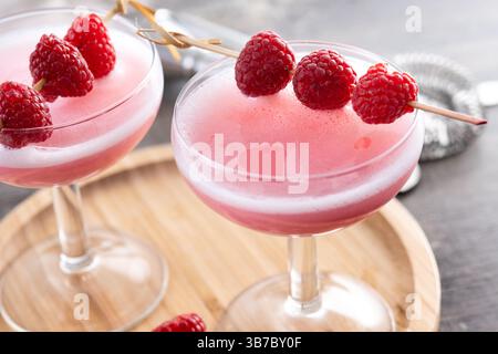 Eleganter französischer Martini-Cocktail auf Holztisch Stockfoto