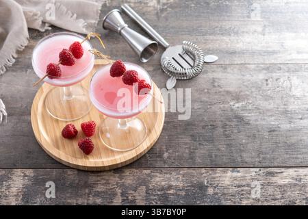 Eleganter französischer Martini-Cocktail auf Holztisch Stockfoto